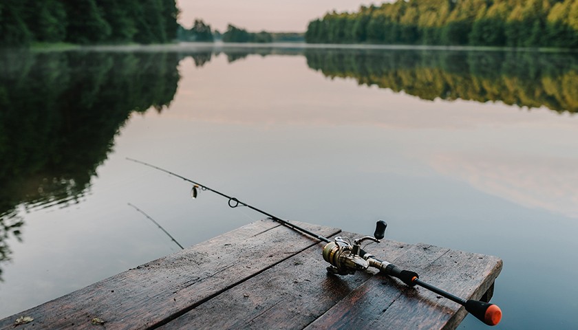 Boczny trok od podstaw – jak zbudować zestaw, jakie przynęty wybrać i kiedy ta metoda działa najlepiej